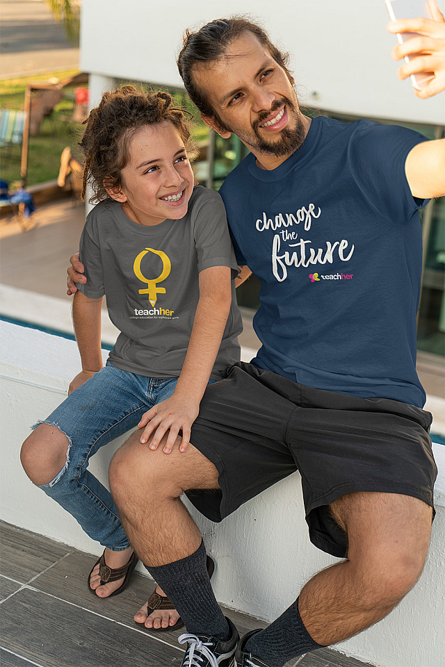 T shirt mockup of a man taking a selfie with his kid 36766